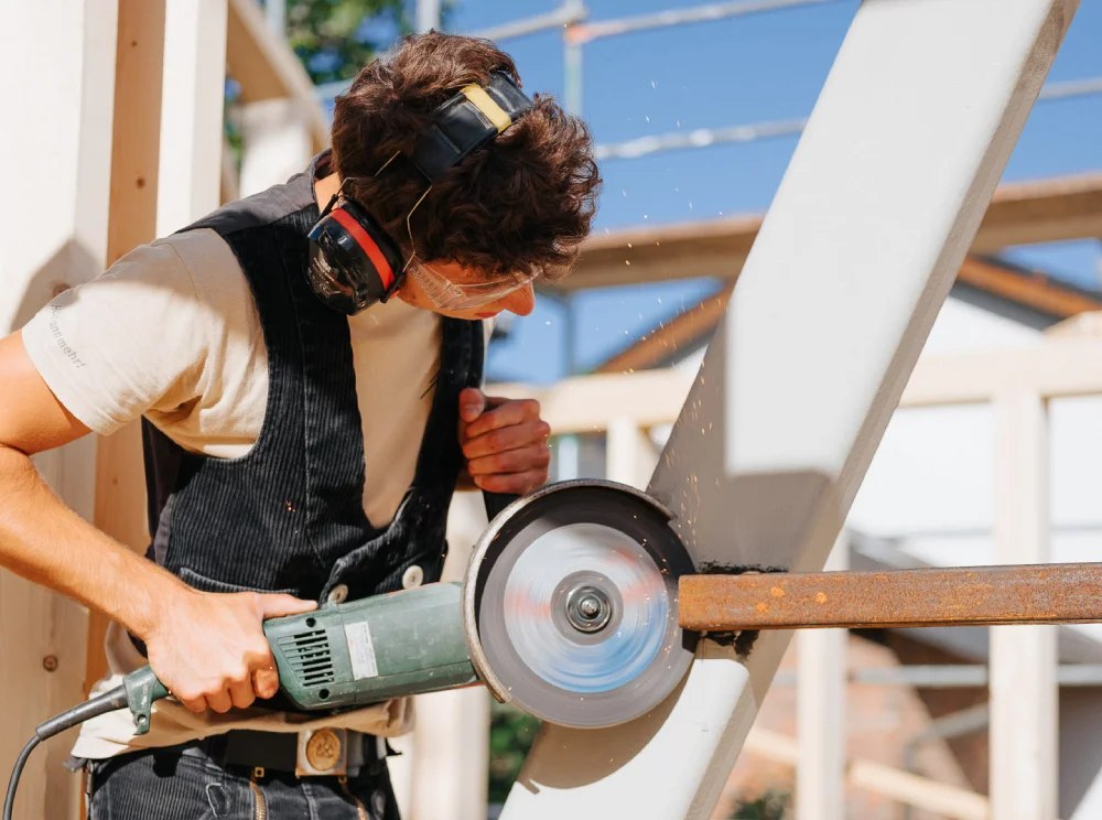 Präziser Zuschnitt von Holzbauteilen in der Zimmerei