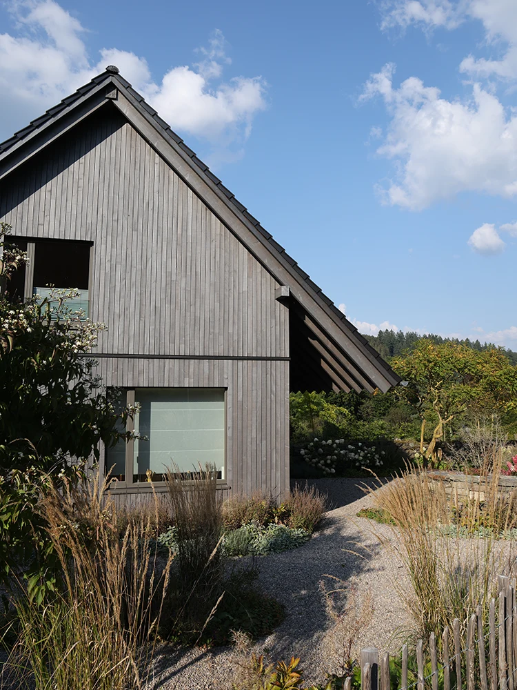 Modernes Holzhaus mit Satteldach und natürlicher Holzfassade